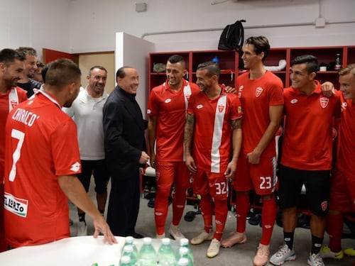 Le maglie dei due club sul suo seggiolino allo stadio