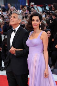 Venezia, George Clooney sul red carpet con Amal 16