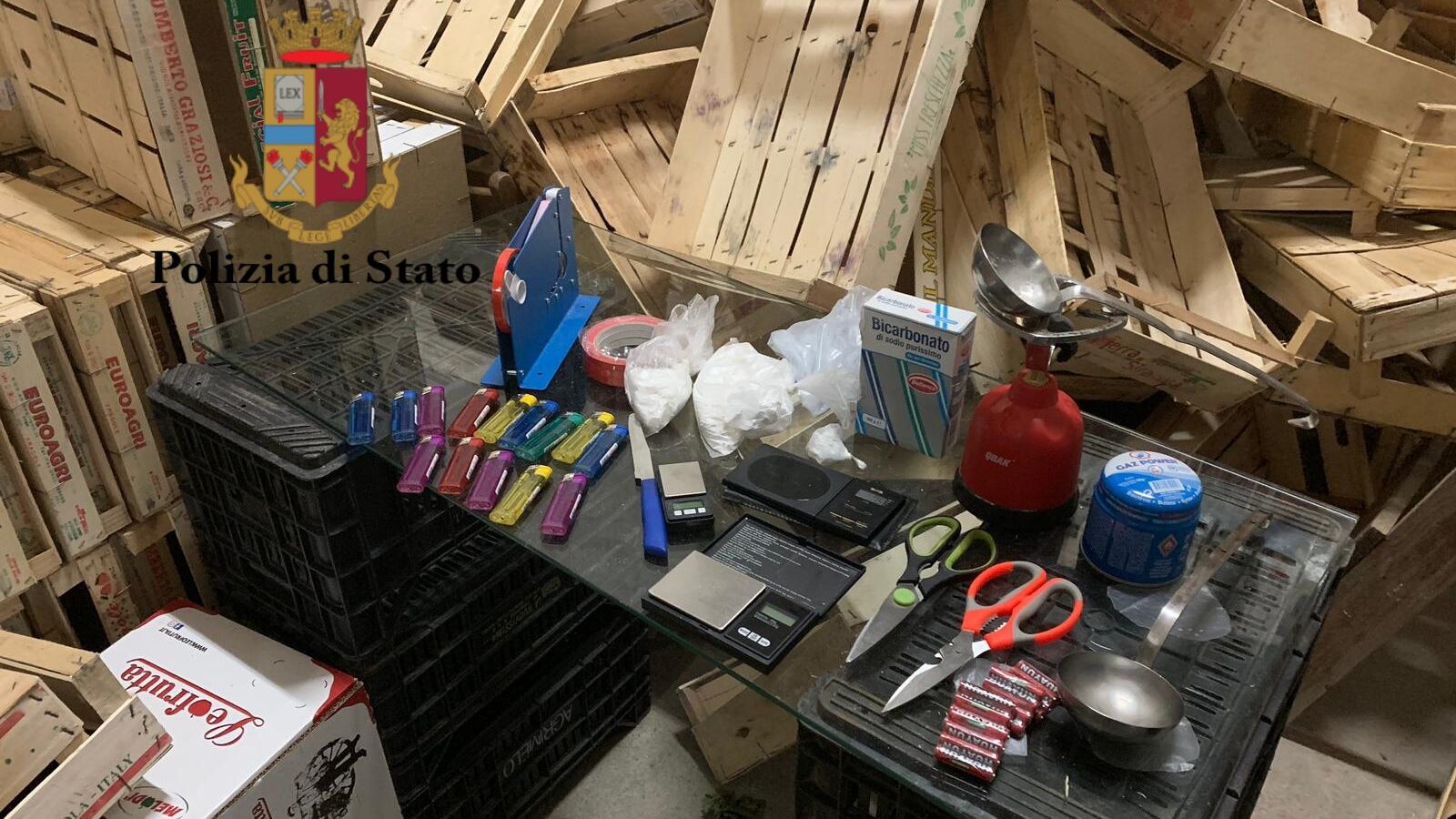 Scoperto laboratorio artigianale della droga. Arrestati due pregiudicati palermitani