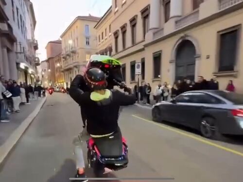 Impennate e sberleffi, i “maranza” si prendono anche Montenapoleone a Milano