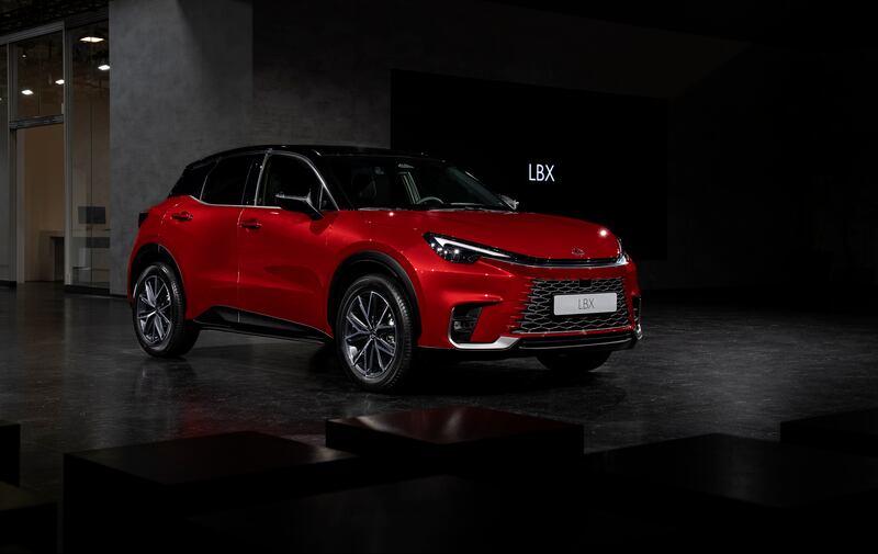 Nuova Lexus LBX, debutta il crossover ibrido che mancava