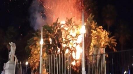 Bruciano gli alberi della villa comunale: si teme che l’incendio sia doloso