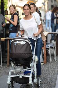 Belen, neo sposa, fa shopping con Santiago 2