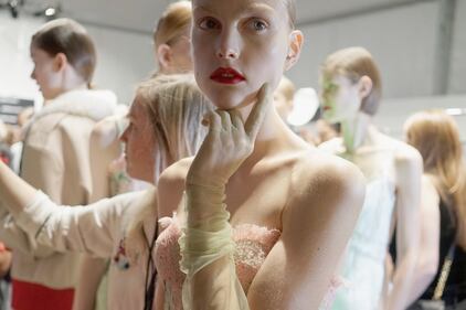 Nel backstage della sfilata. Qui si prepara la bellezza 3