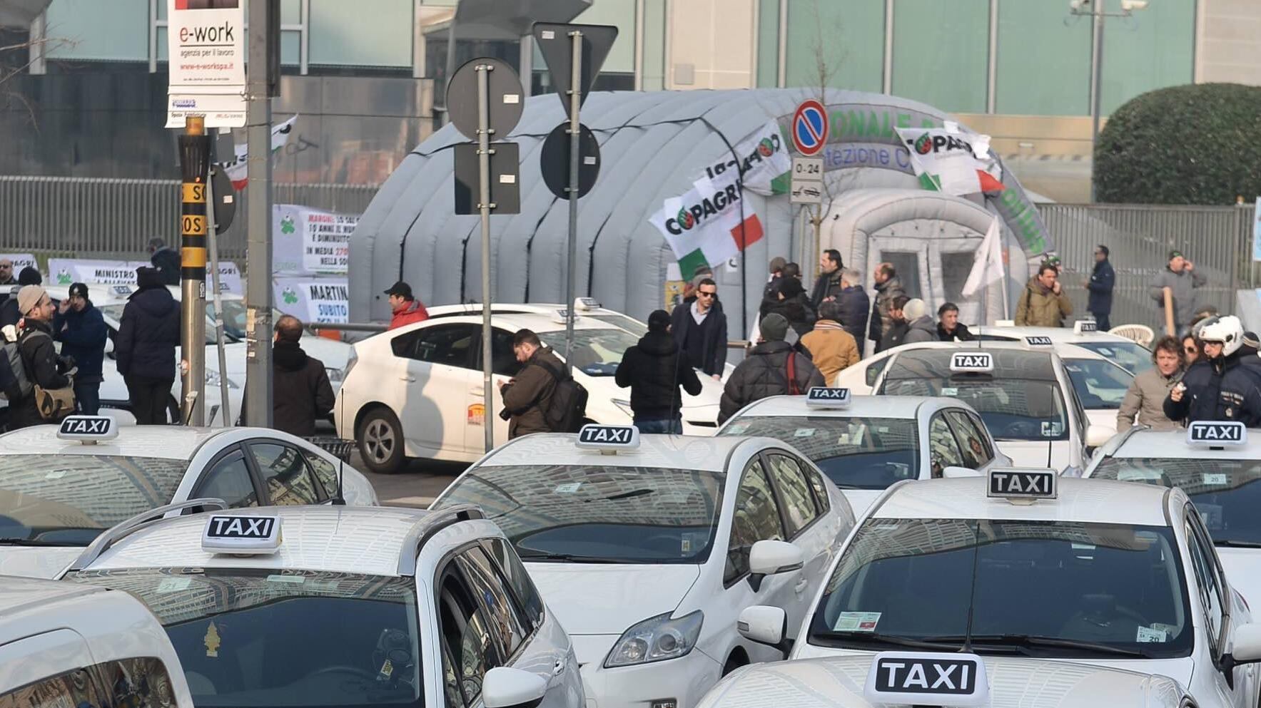Taxi-lumaca contro Uber mandano in tilt il traffico