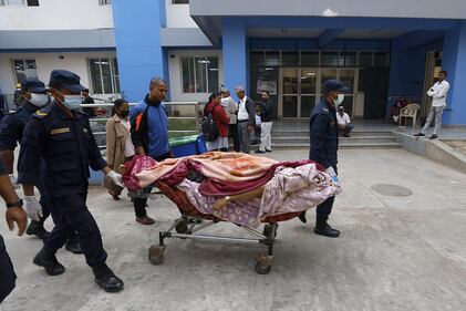 Gli edifici distrutti e le persone ferite dal terremoto in Nepal 10