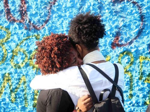 Lampedusa ricorda la strage dei migranti. Proteste contro Schulz