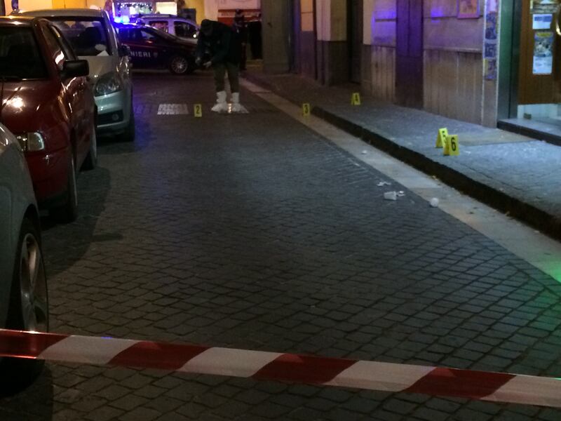 Sparano e colpiscono un innocente: i carabinieri sulla scena del crimine 7