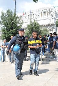 Milano, blitz anti-migranti in stazione Centrale 15