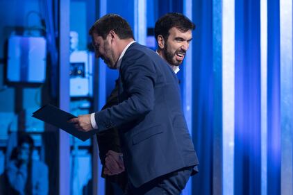 La stretta di mano tra Matteo Salvini e Maurizio Martina 3