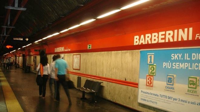 Roma, fascette di metallo usate per riparare metro Barberini