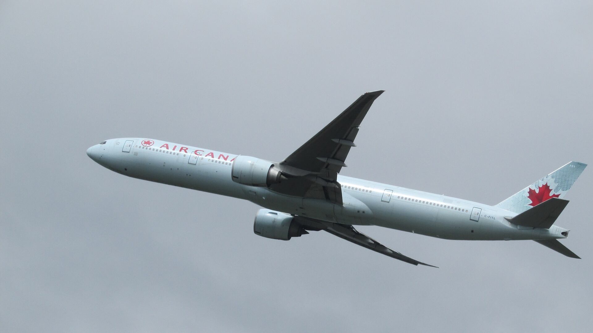 Passeggero puzza troppo e provoca malori a bordo: aereo atterra d’emergenza