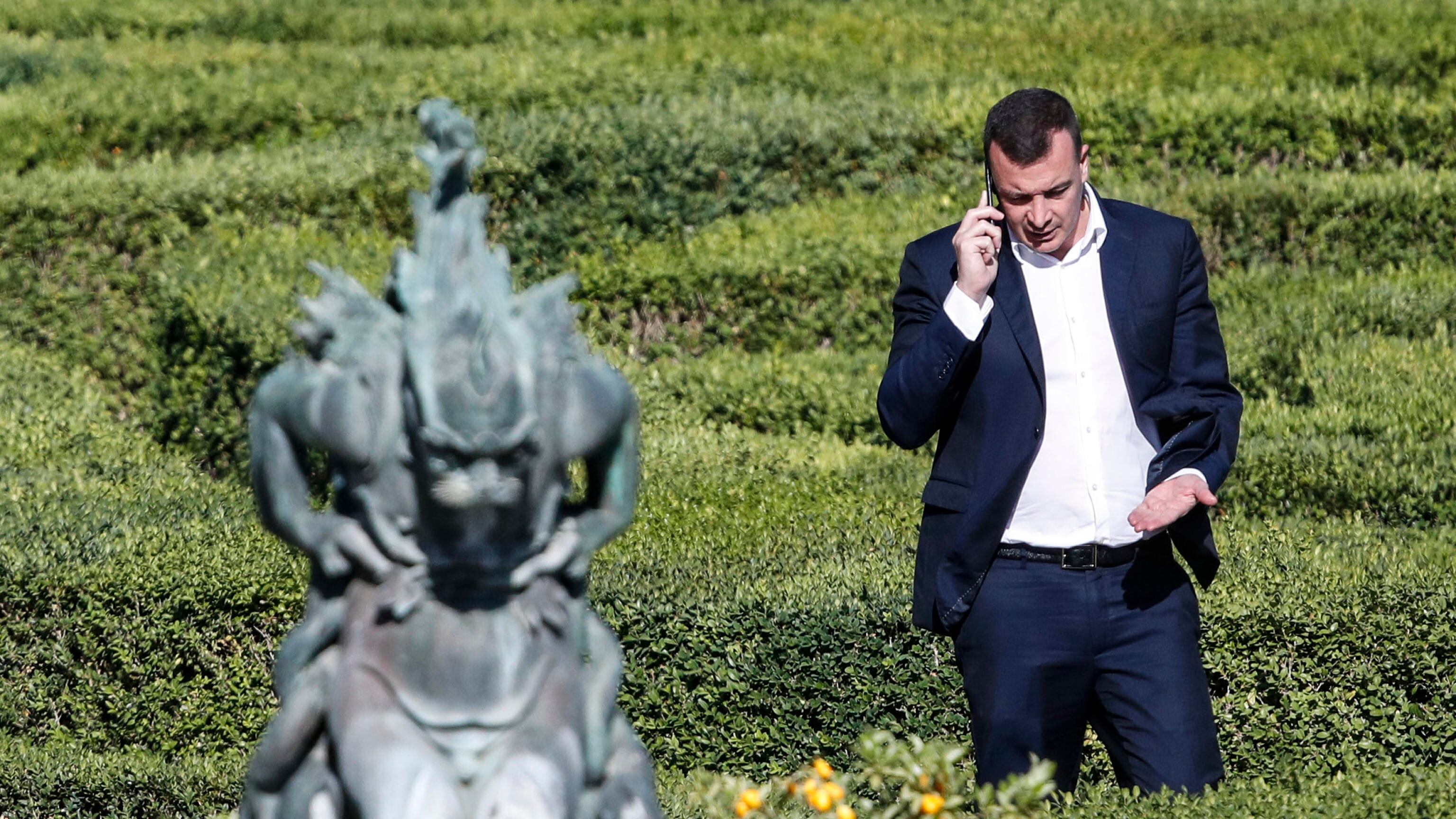 "Non è più richiesta la sua prestazione". Casalino silurato con una mail