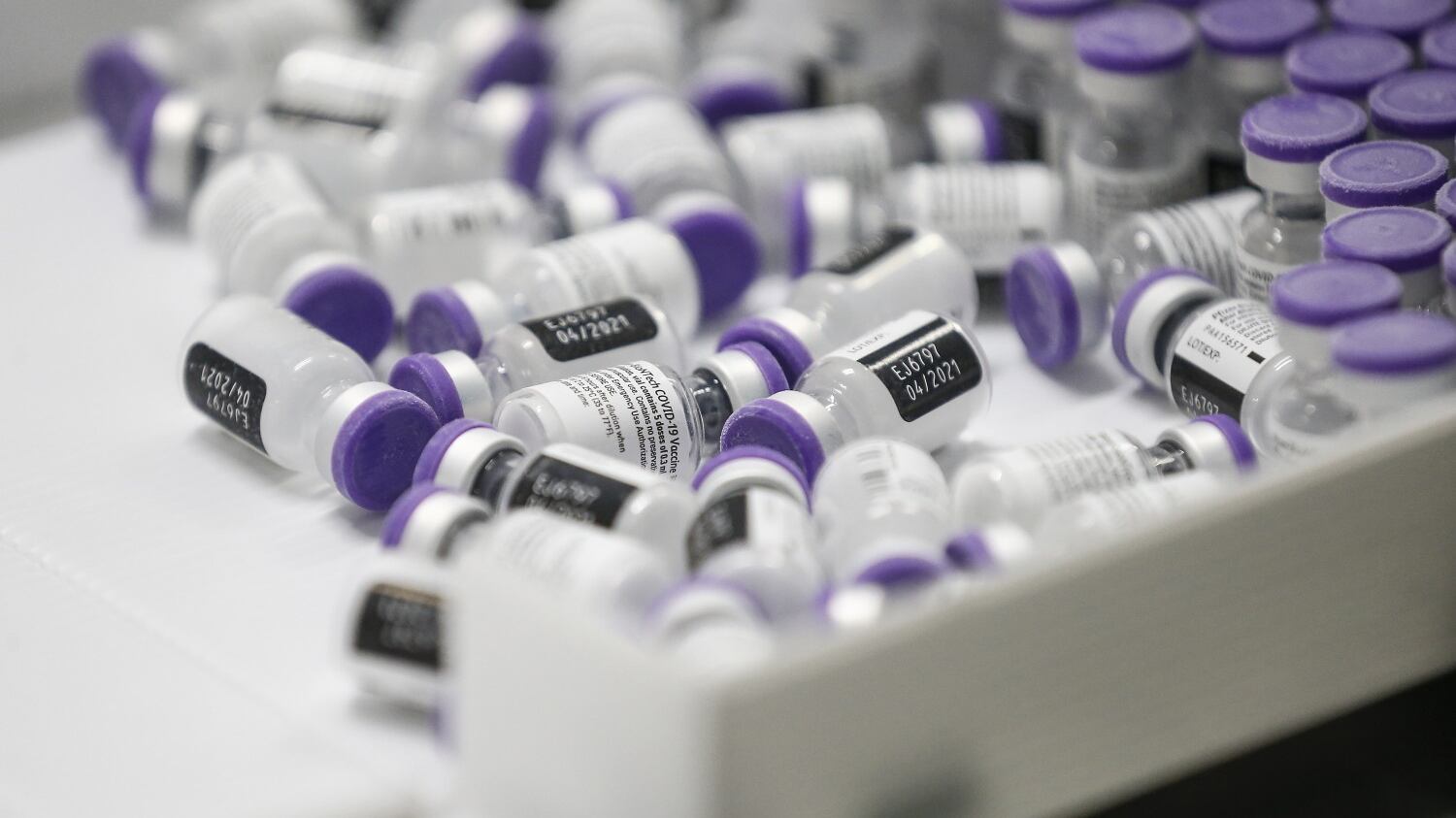 Stretta dell'Europa su viaggi e vaccini: Italia "rosso scuro" e registro delle fiale
