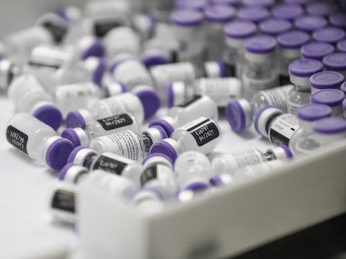 Stretta dell'Europa su viaggi e vaccini: Italia "rosso scuro" e registro delle fiale