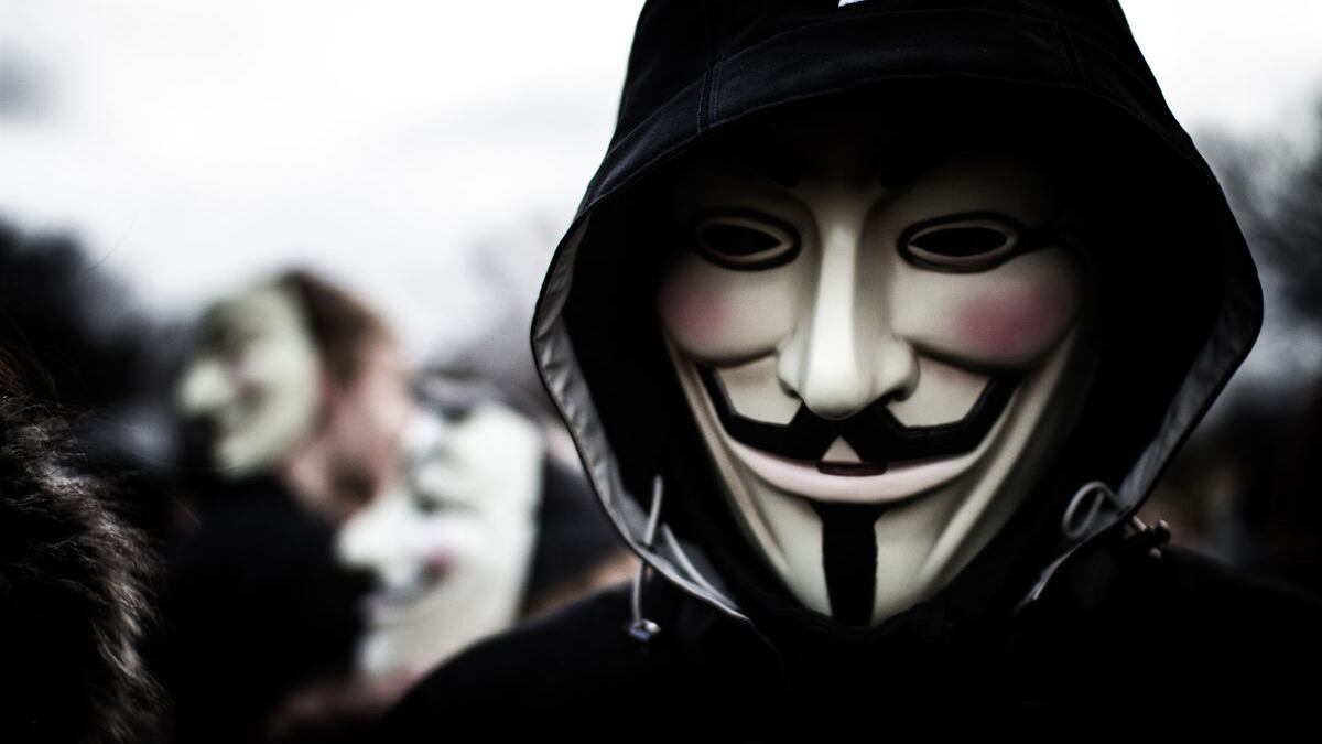 Anonymous hackera mail di 30mila avvocati romani: c'è anche la Raggi