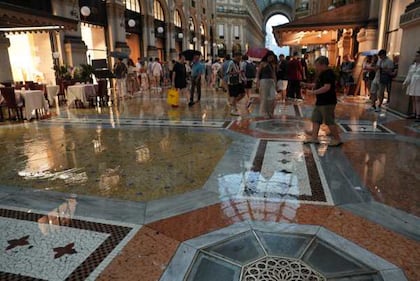 Maltempo su Milano, temporale e grandine in città 11