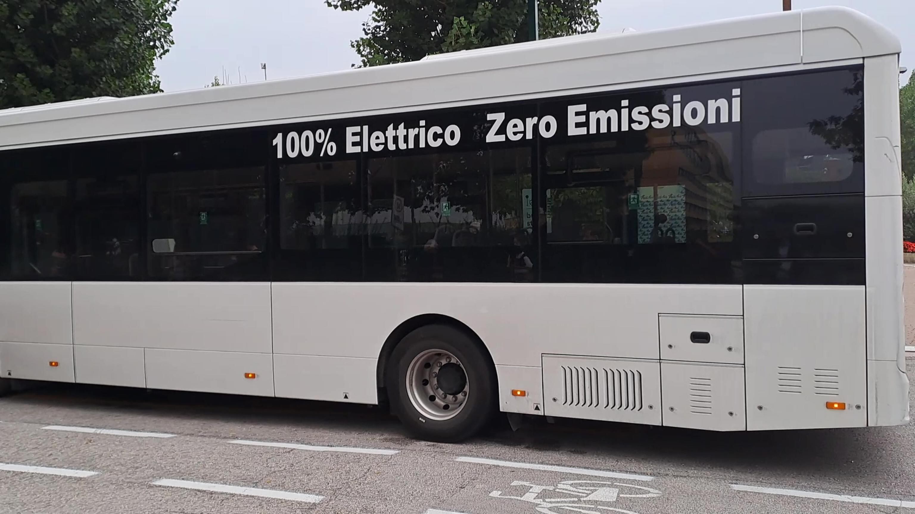 Mestre, si schianta un altro bus elettrico: 15 feriti