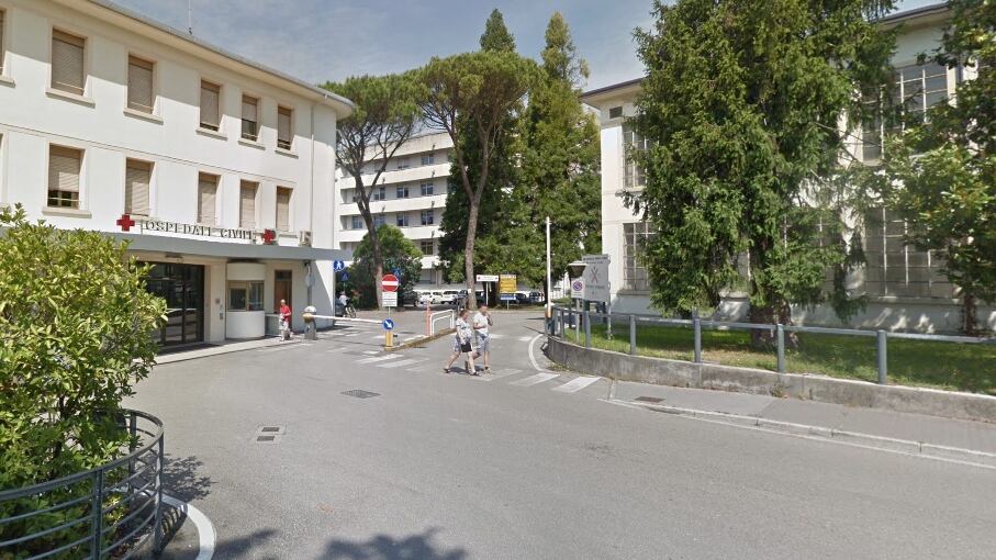 50enne ucraina bivacca da giorni in ospedale, ma non si può sfrattarla