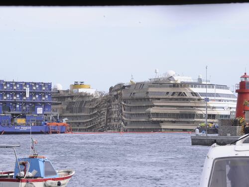 La Costa Concordia di nuovo in piedi