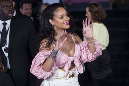 Rihanna, scollatura mozzafiato sul seno 6