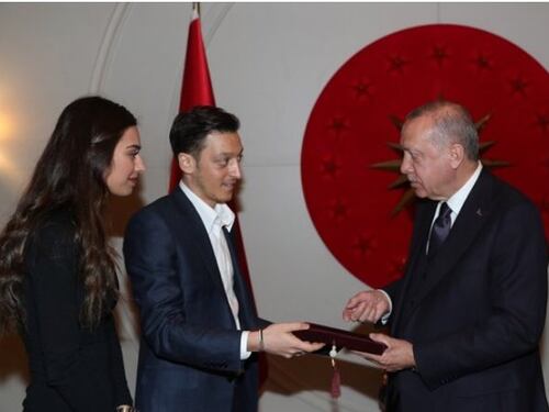 Germania, Mesut Ozil invita Erdogan al suo matrimonio ed è subito polemica