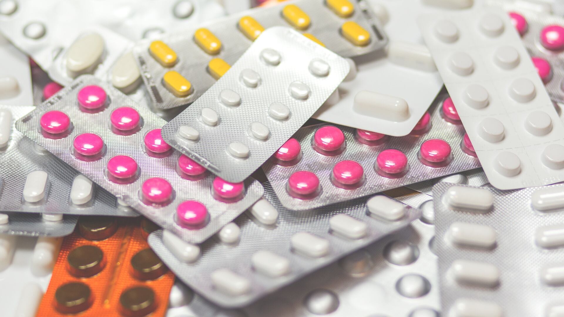 Farmaci scaduti: li usa metà degli italiani