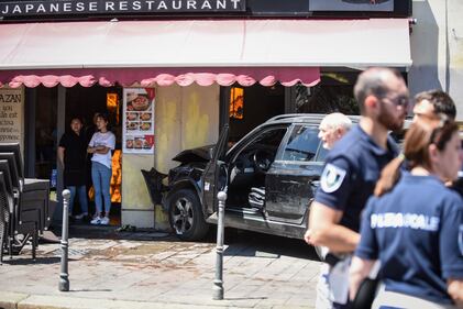 Milano, Suv si schianta contro un ristorante 3
