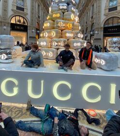 Ecovandali di Ultima generazione imbrattano l’albero di Gucci 9
