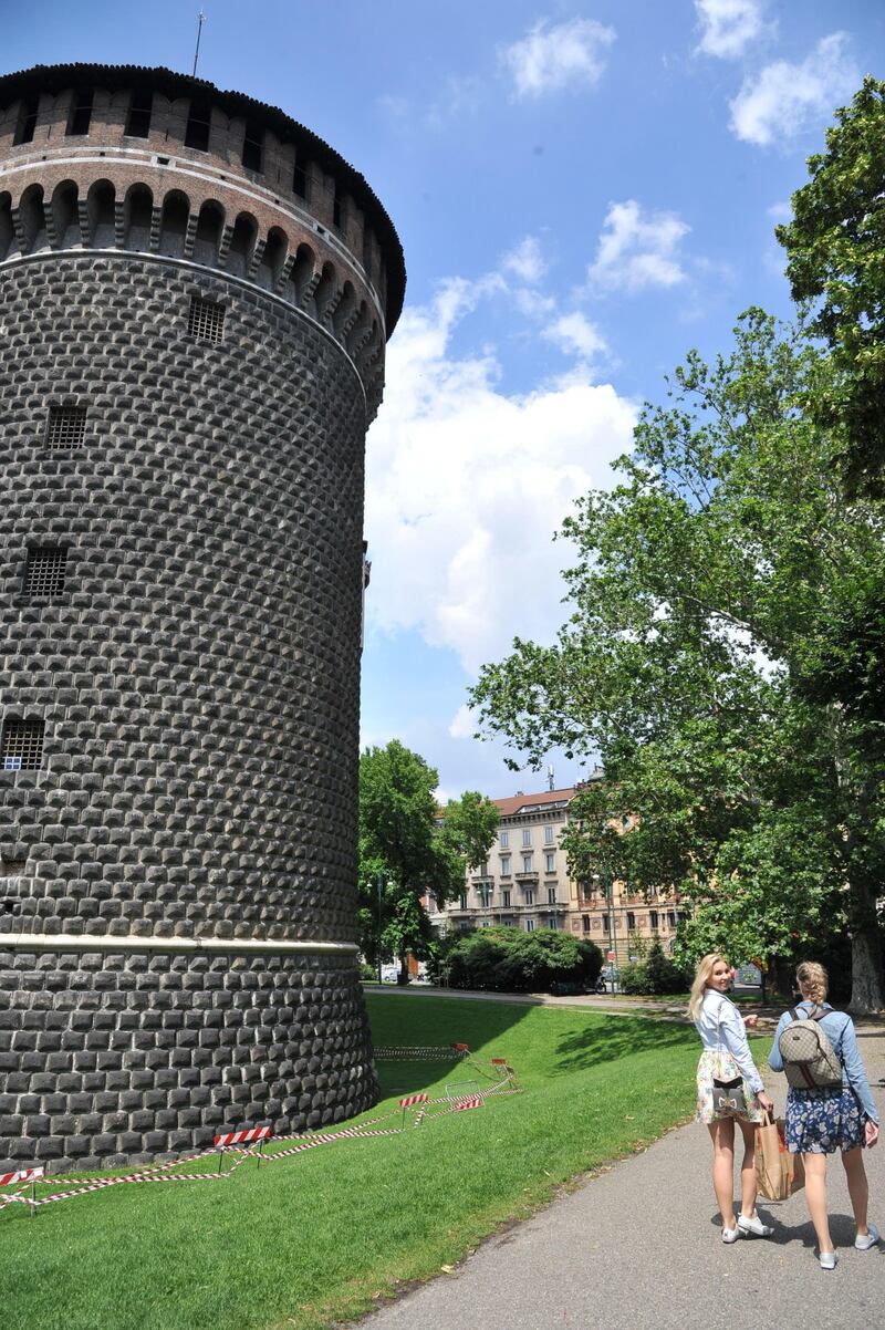 Crollano frammenti della torre: paura al Castello Sforzesco 10