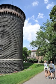 Crollano frammenti della torre: paura al Castello Sforzesco 10