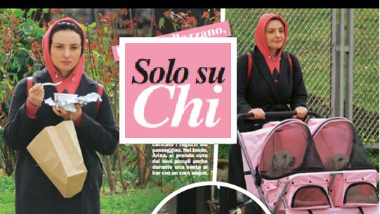 Arisa al parco con i suoi due cani nel passeggino