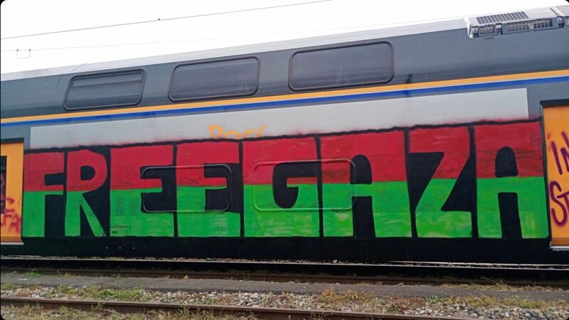 Torino sotto assedio dei manifestati: vandalizzato il centro e bloccata la stazione 6