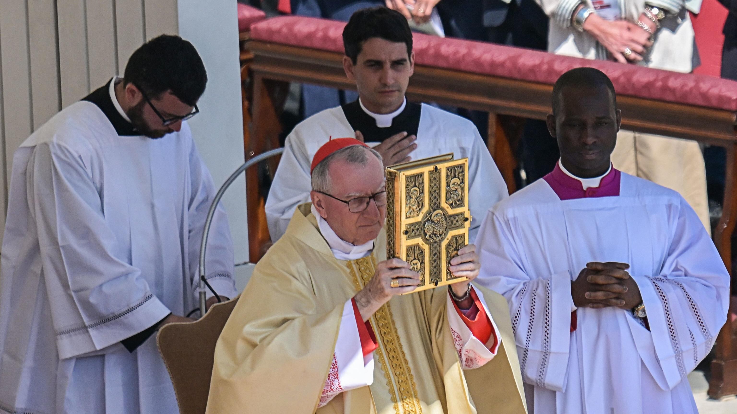 "Smarriti, ma accogliamo l'eredità di Francesco". L'omelia di Parolin ai 200mila di San Pietro
