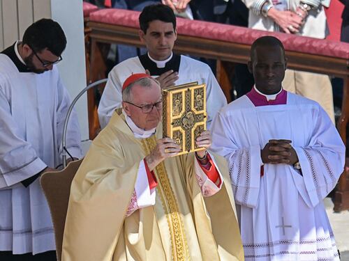 "Smarriti, ma accogliamo l'eredità di Francesco". L'omelia di Parolin ai 200mila di San Pietro