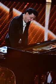 Ezio Bosso, il pianista che ha commosso Sanremo 2016. Le foto 7