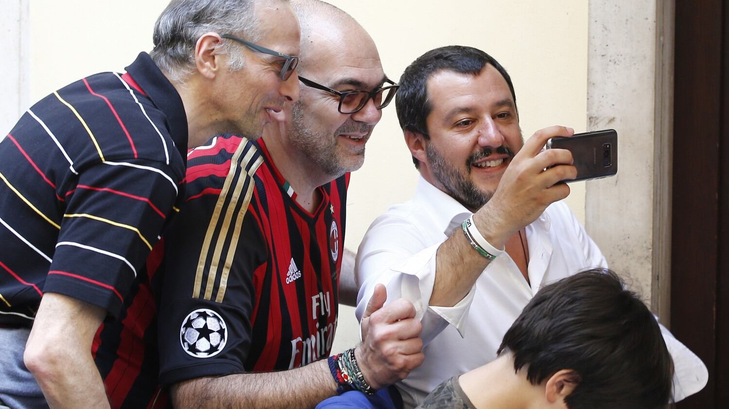 Salvini, la giacca di CasaPound e l'ossessione rossa per i "fasci"