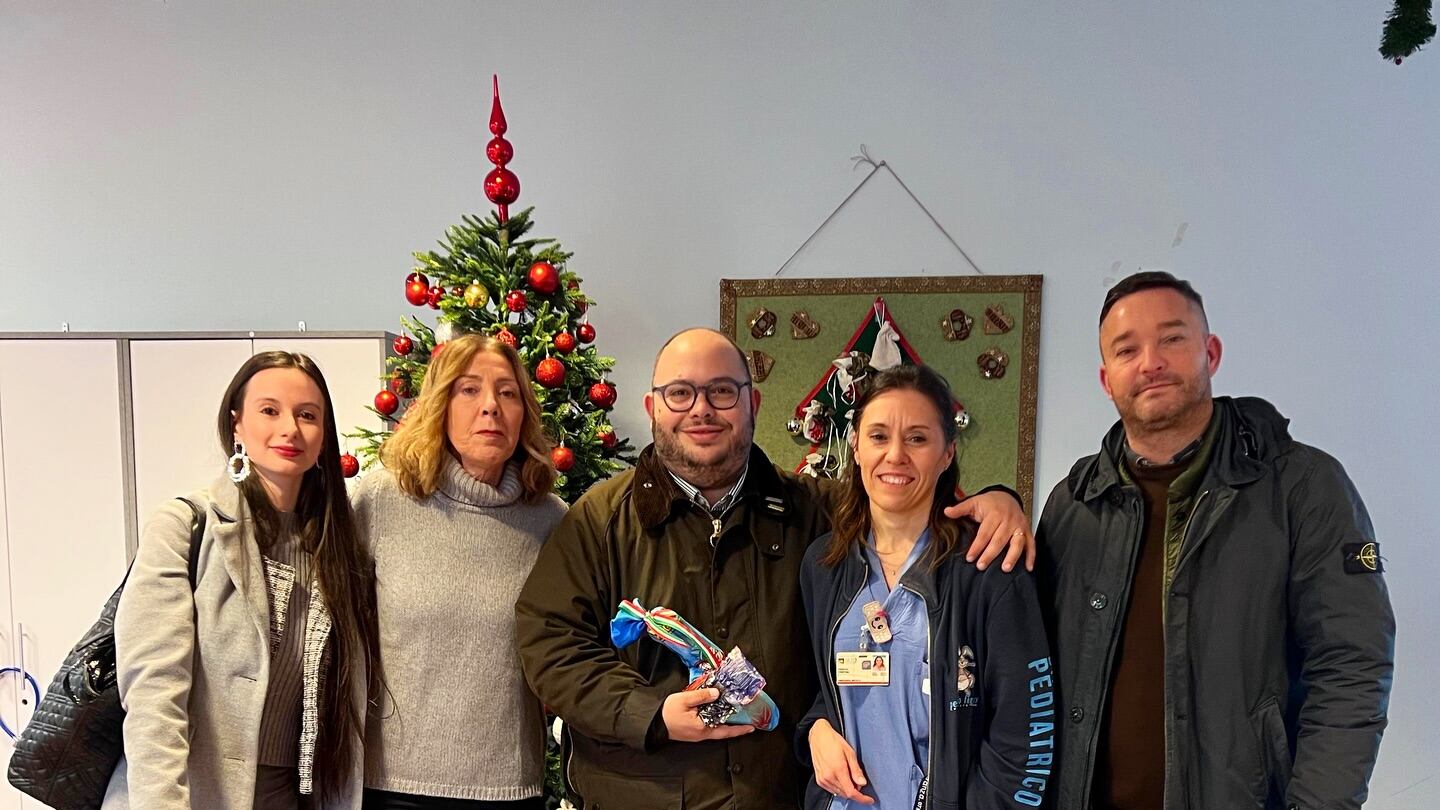 Un tricolore sulla calza fa infuriare la sinistra: polemica sui doni ai bimbi in ospedale
