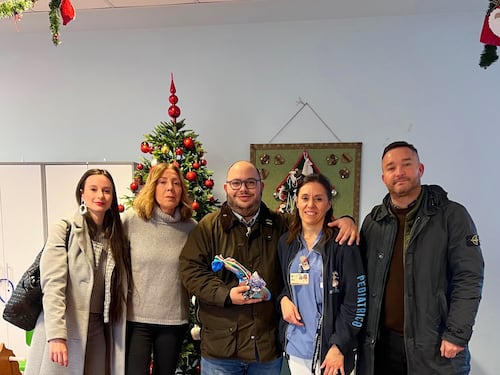 Un tricolore sulla calza fa infuriare la sinistra: polemica sui doni ai bimbi in ospedale