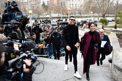 Cristiano Ronaldo e Georgina Rodriguez a Madrid: ecco gli scatti della coppia 10