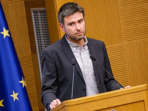 Alessandro Di Battista ricoverato a Cuba: “Trasferito a L’Avana in ambulanza”. Il forte mal di testa, poi il malore: “È in in gravi condizioni”