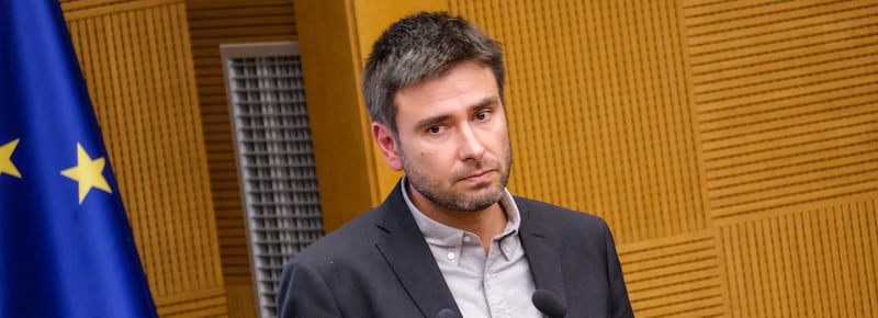 Il mal di testa, poi il malore: Alessandro Di Battista ricoverato a L’Avana. Pronto l’aereo per l’Italia: “È grave ma lucido, risponde ai medici”