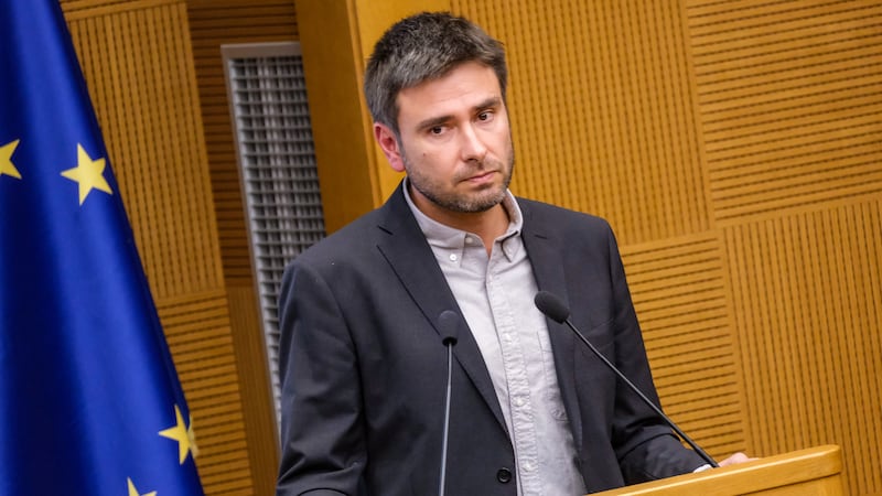 Alessandro Di Battista ricoverato a Cuba: “Trasferito a L’Avana in ambulanza”. Il forte mal di testa, poi il malore: “È in in gravi condizioni”