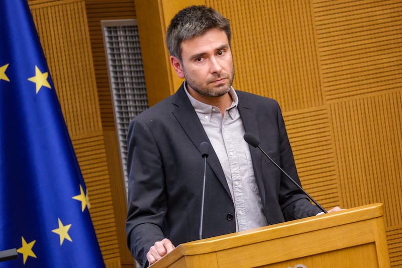 Il mal di testa, poi il malore: Alessandro Di Battista ricoverato a L’Avana. Pronto l’aereo per l’Italia: “È grave ma lucido, risponde ai medici”