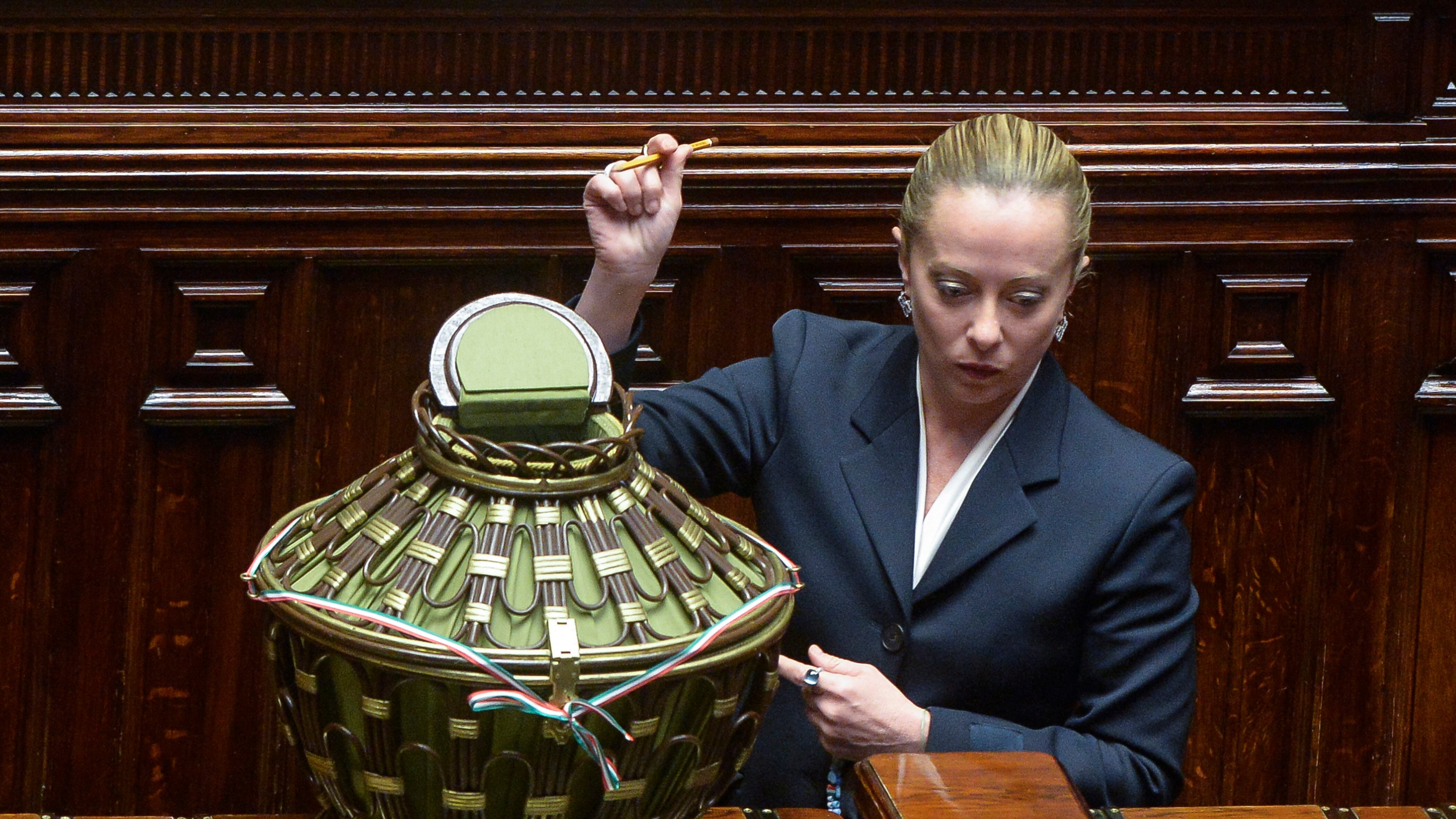 Quel braccio di ferro Meloni-Berlusconi. "Cambia le caselle, non tocca a noi risolvere i suoi guai"