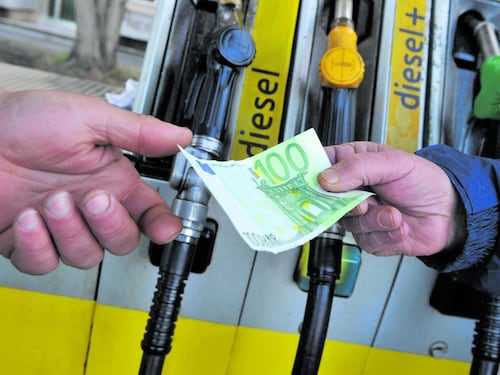 Sconto benzina, Ip si accoda a Eni. Plauso di Meloni: “Un bel segnale”
