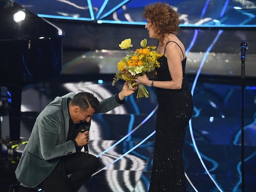 Gabbani si inginocchia ancora: l'omaggio a Fiorella Mannoia dopo 7 anni