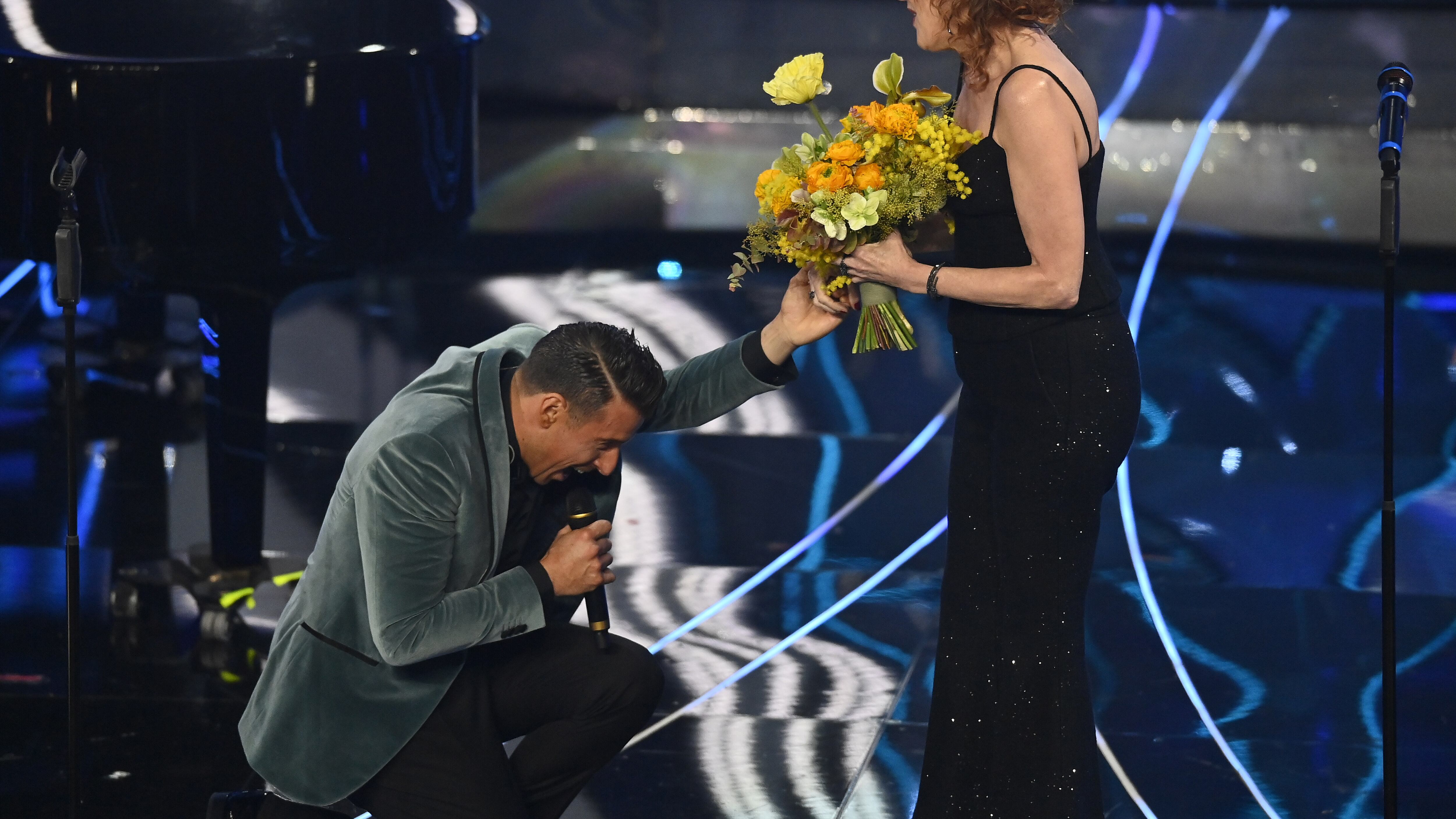 Gabbani si inginocchia ancora: l'omaggio a Fiorella Mannoia dopo 7 anni