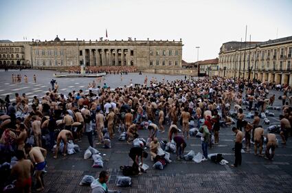 Bogotà, 6mila nudi in piazza: in posa per Tunick 13