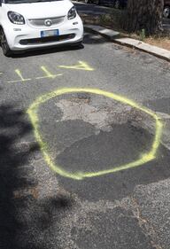 Le buche di Roma segnalate con lo spray 6